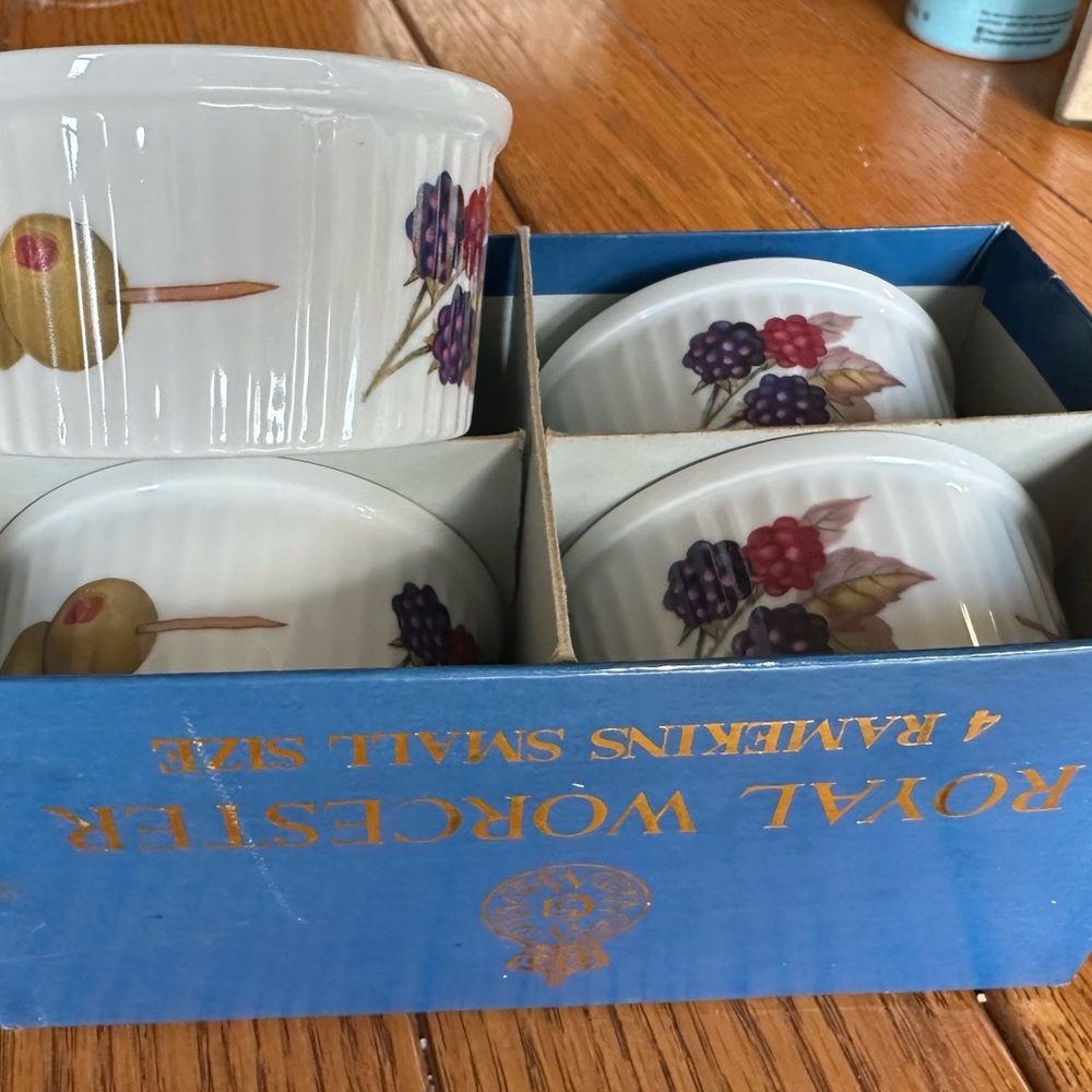 New in box Evesham Royal Worcester small ramekins.